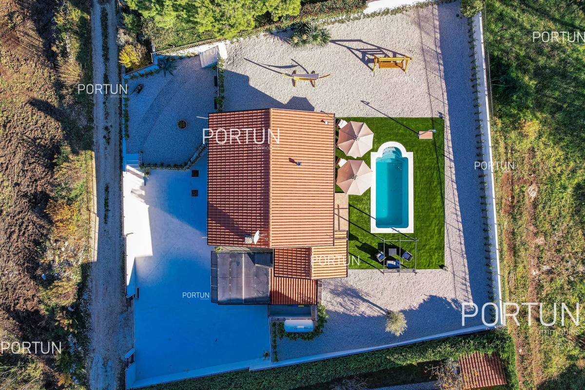 House with 2 apartments in Istria close to the Slovenian border - 20880 007x