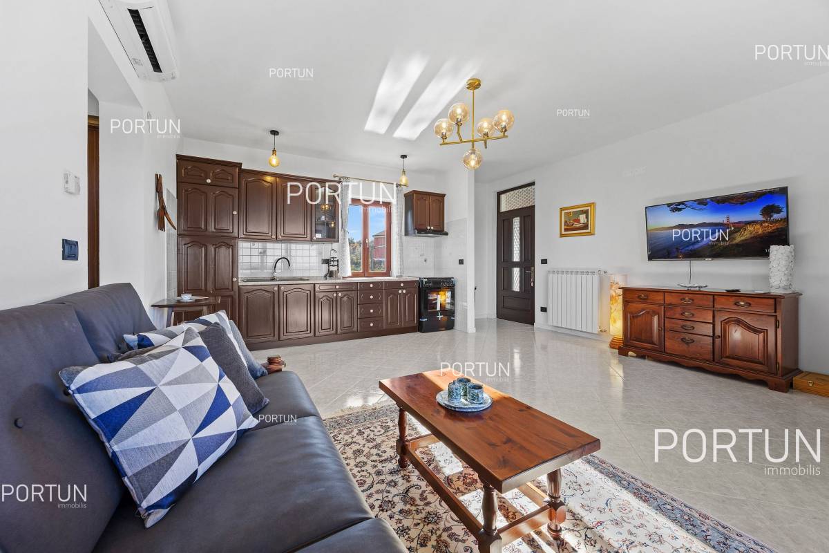 House with 2 apartments in Istria close to the Slovenian border - 20880 012x