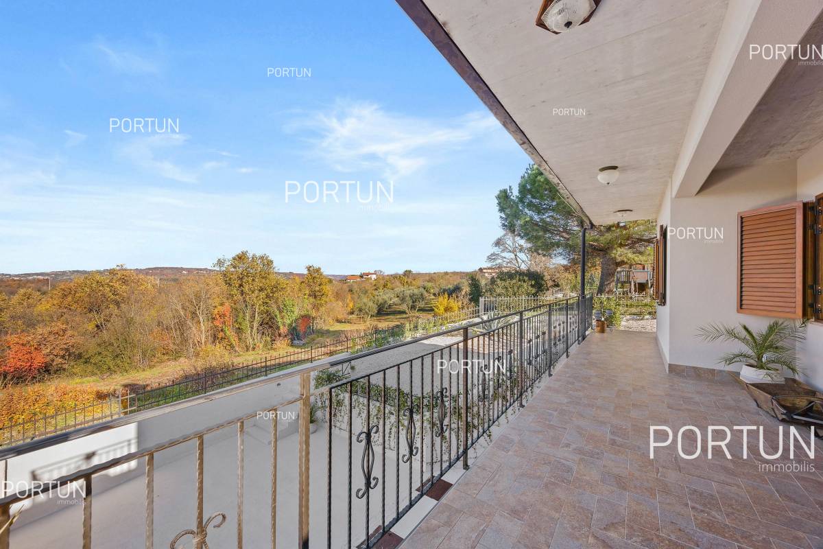 House with 2 apartments in Istria close to the Slovenian border - 20880 017x