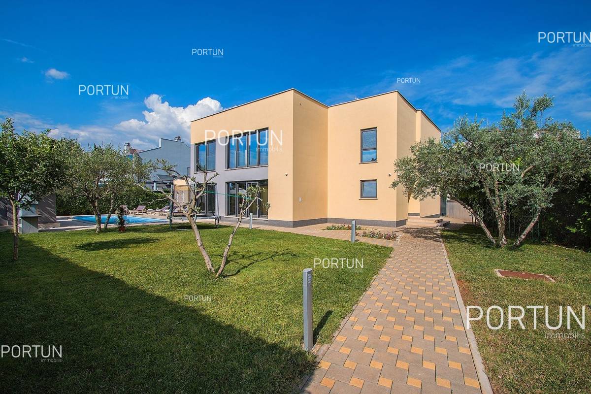 Modern villa with swimming pool close to the beach in Istria  09