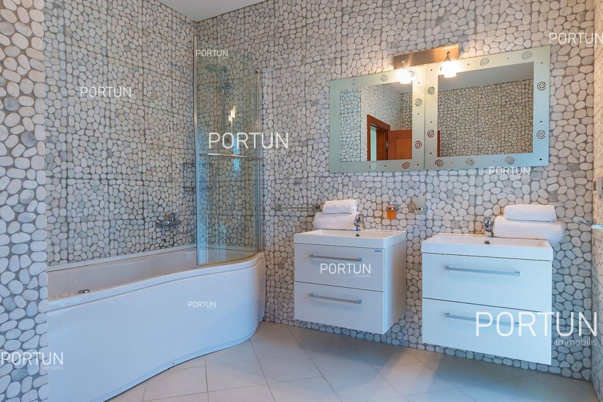Modern villa with swimming pool close to the beach in Istria  32