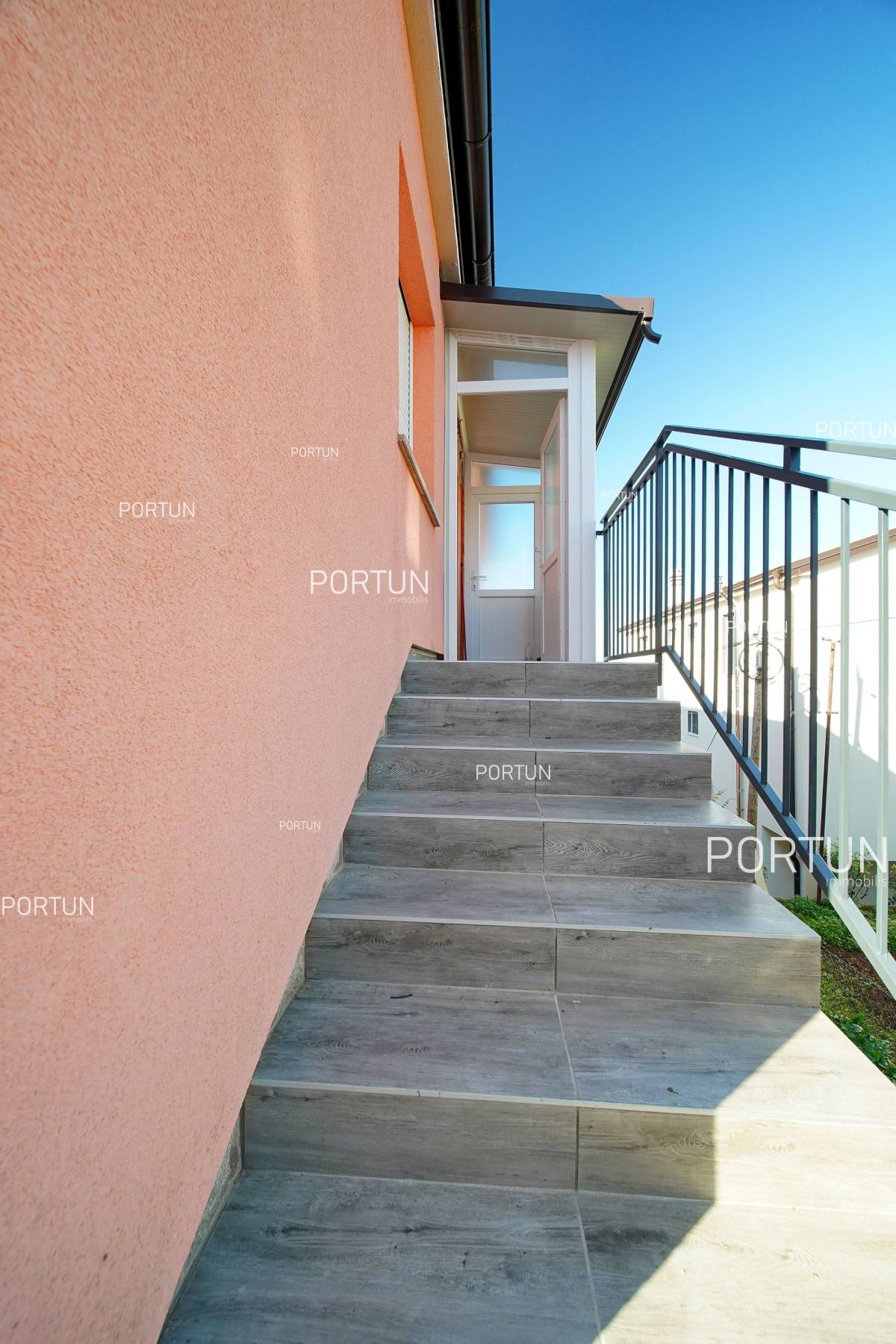 Three bedroom apartment in an excellent location close to the center of Rovinj - 10710 022