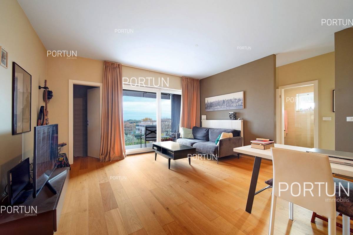 Modern two bedroom apartment in a residential area in Rovinj - 10711 001