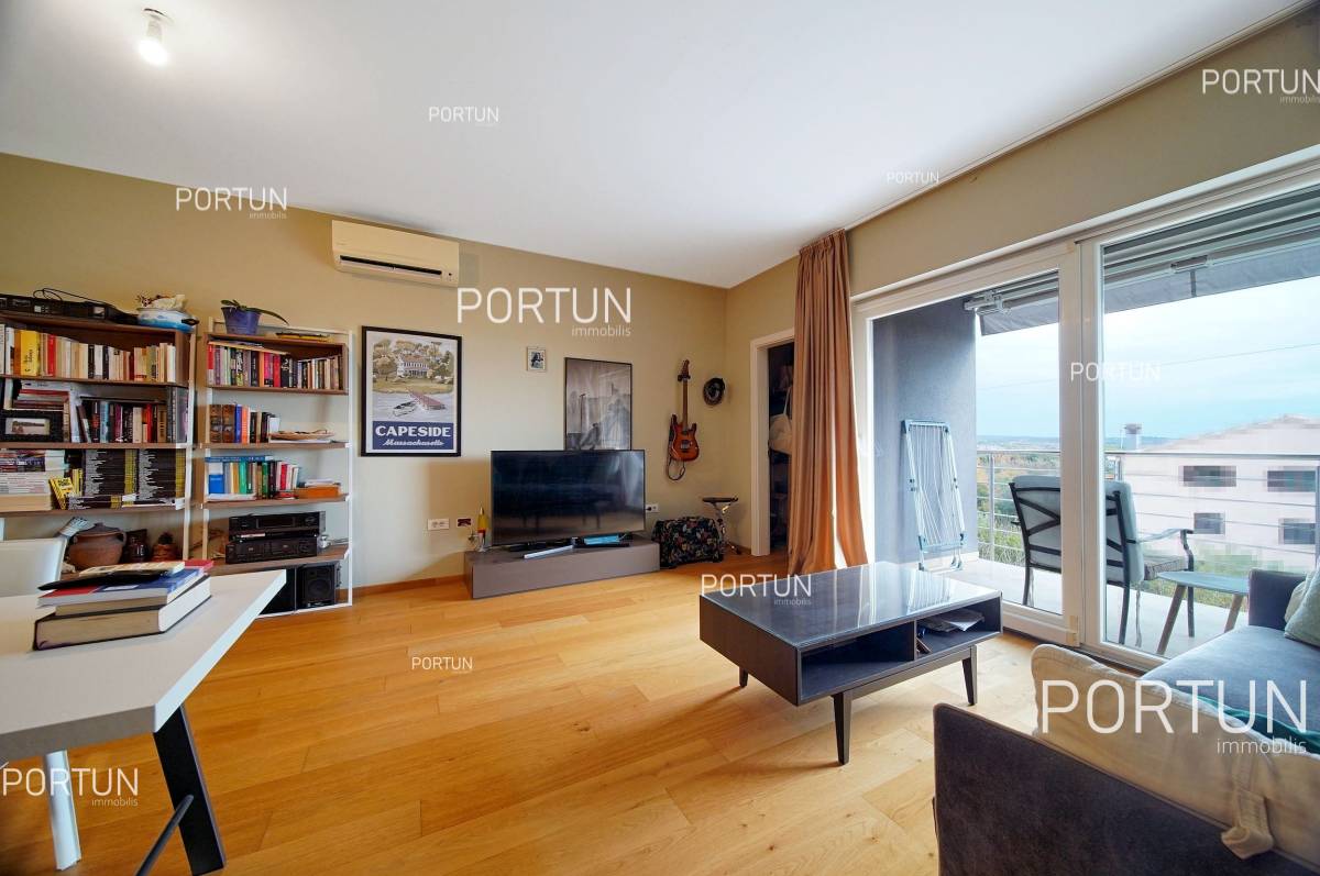 Modern two bedroom apartment in a residential area in Rovinj - 10711 005