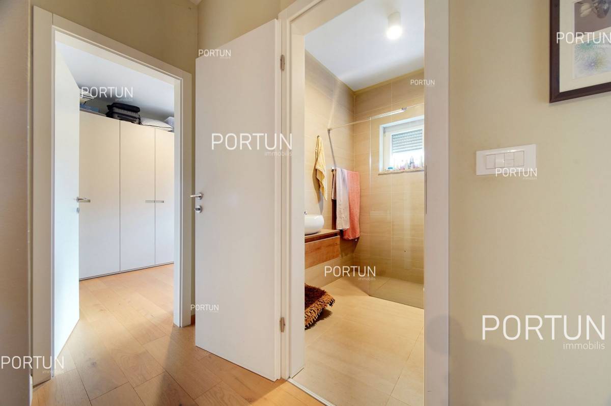 Modern two bedroom apartment in a residential area in Rovinj - 10711 011