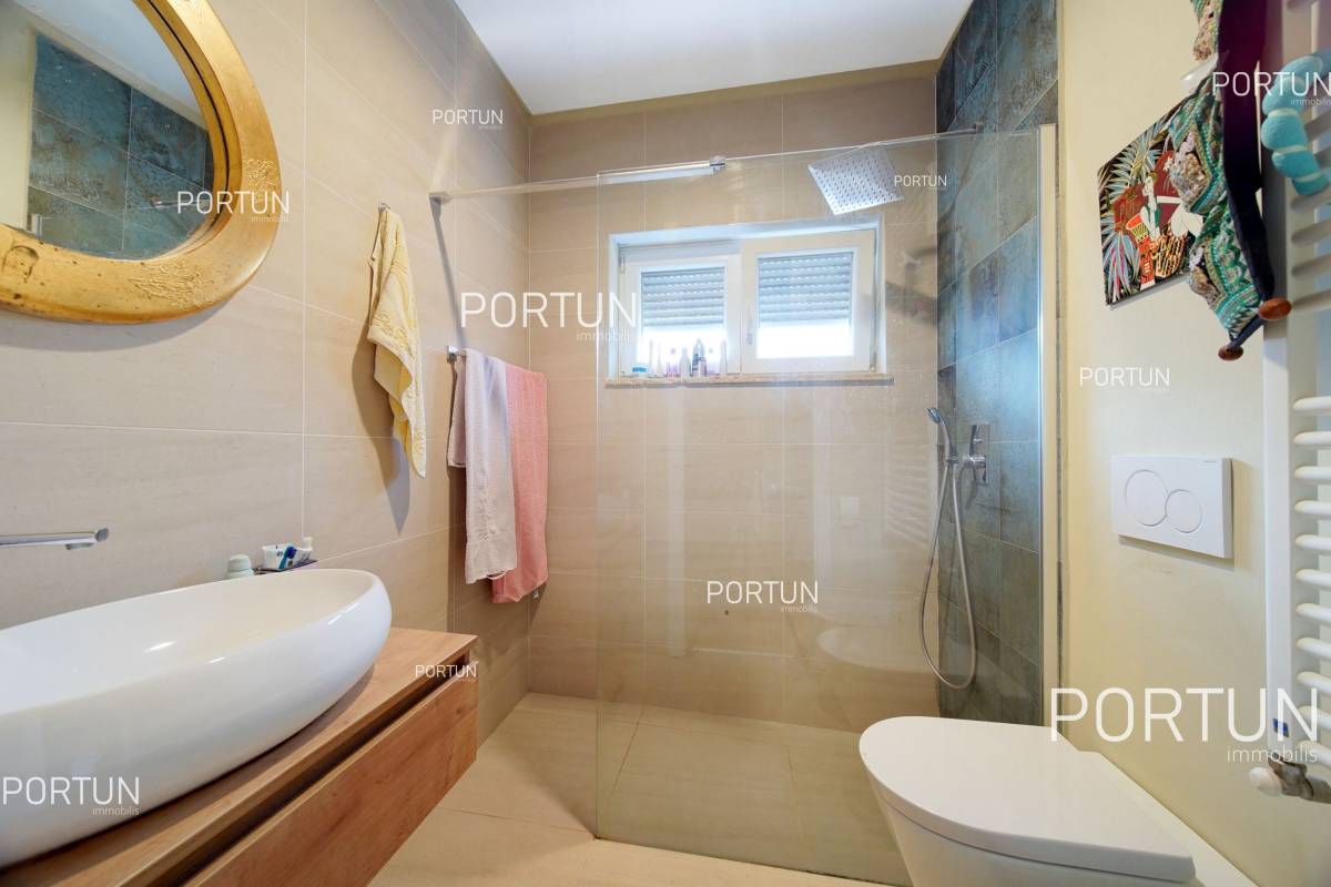 Modern two bedroom apartment in a residential area in Rovinj - 10711 014
