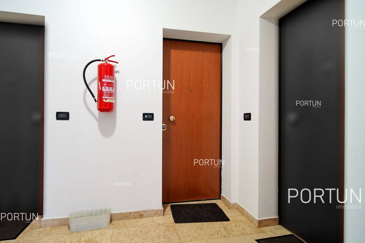 Modern two bedroom apartment in a residential area in Rovinj - 10711 018