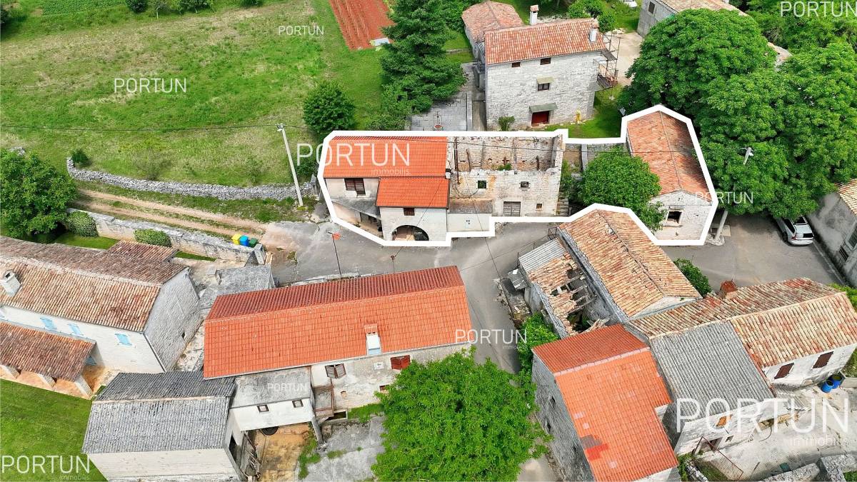 Old stone complex of houses in the beautiful hinteland of Istria - 20881 001