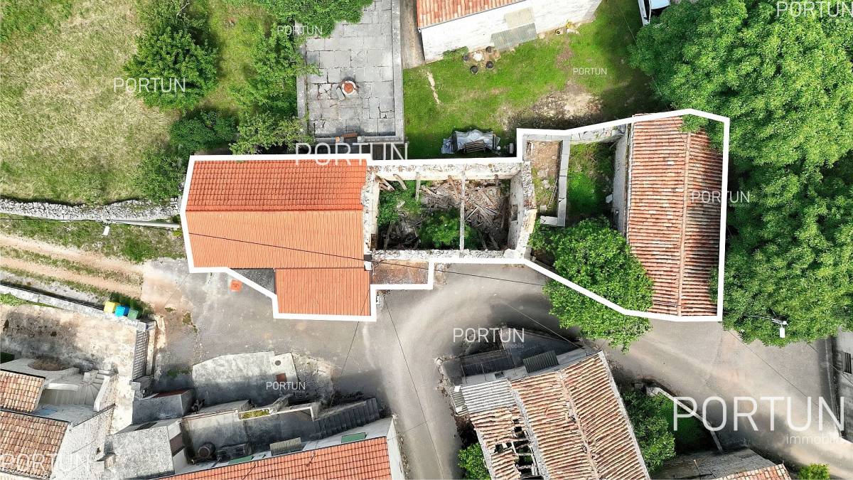 Old stone complex of houses in the beautiful hinteland of Istria - 20881 002