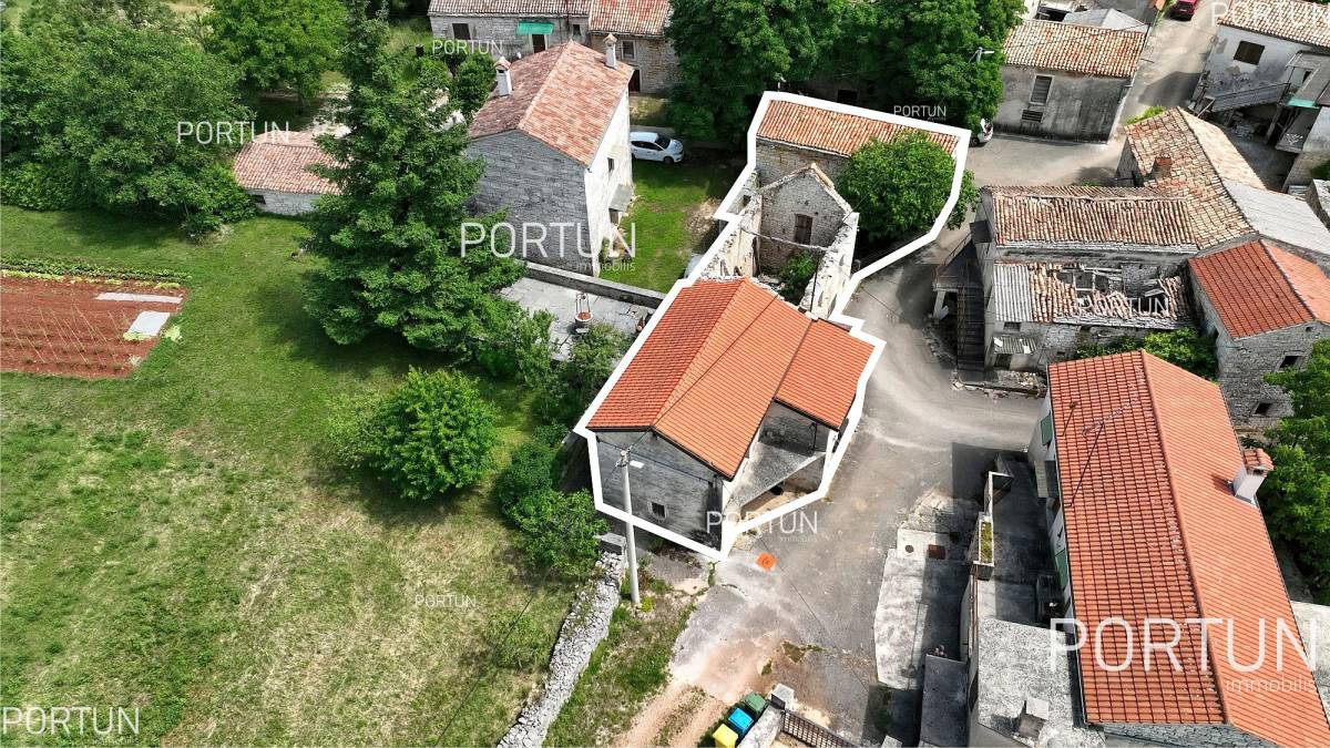 Old stone complex of houses in the beautiful hinteland of Istria - 20881 003