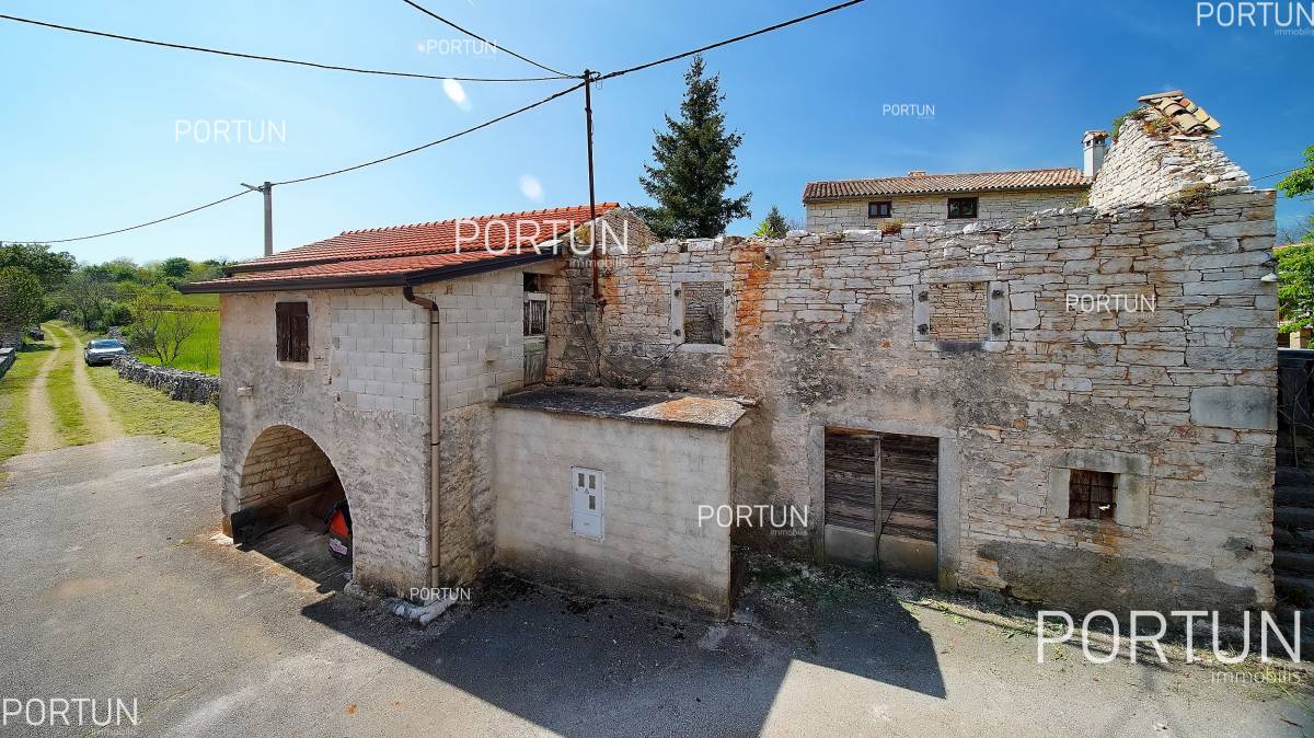 Old stone complex of houses in the beautiful hinteland of Istria - 20881 004