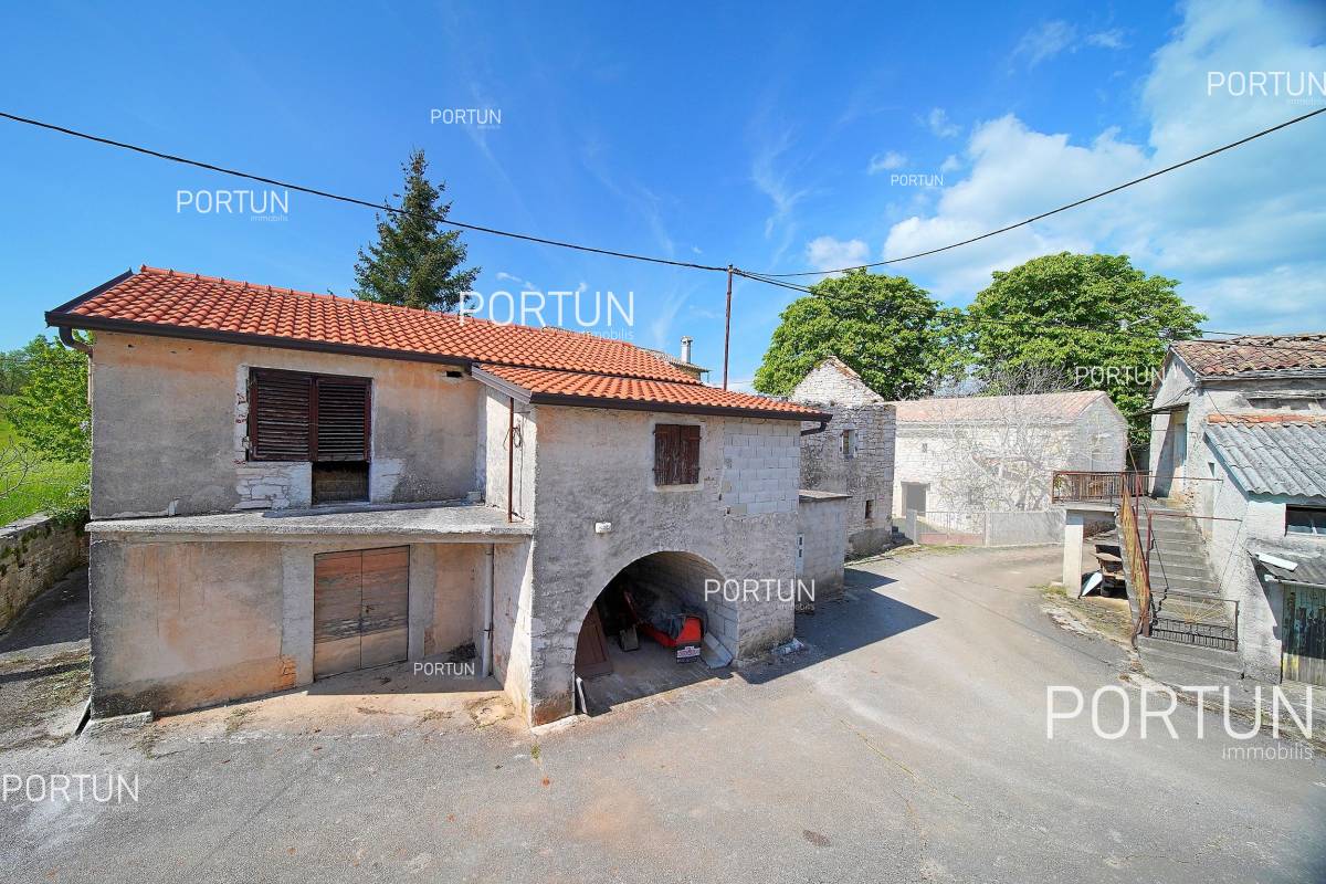 Old stone complex of houses in the beautiful hinteland of Istria - 20881 005
