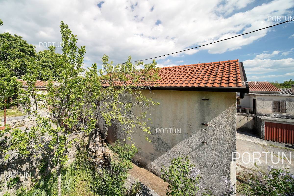Old stone complex of houses in the beautiful hinteland of Istria - 20881 007