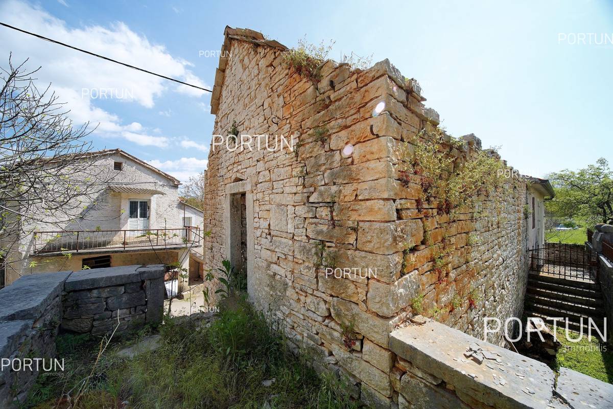 Old stone complex of houses in the beautiful hinteland of Istria - 20881 008