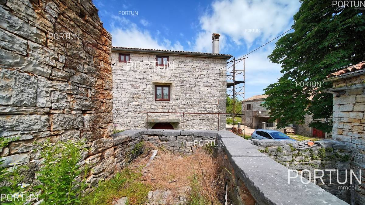 Old stone complex of houses in the beautiful hinteland of Istria - 20881 009