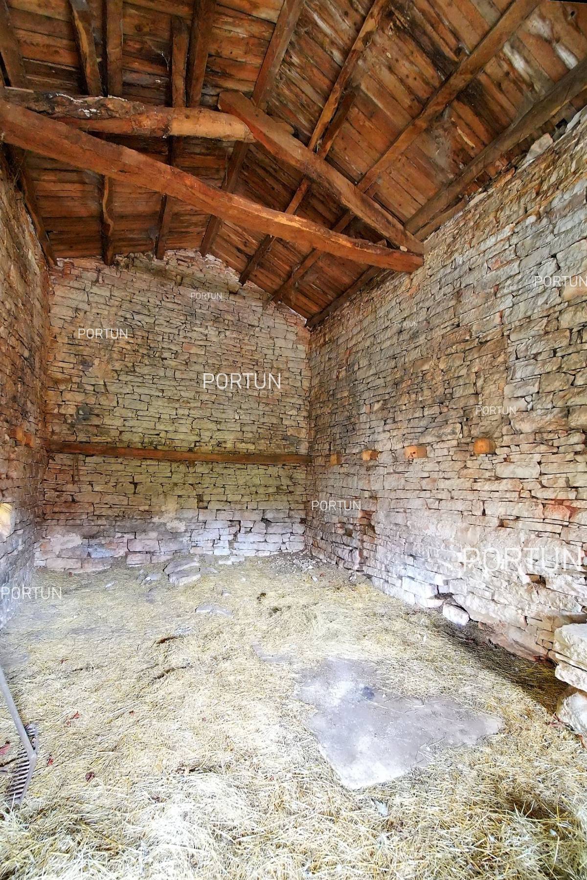 Old stone complex of houses in the beautiful hinteland of Istria - 20881 013