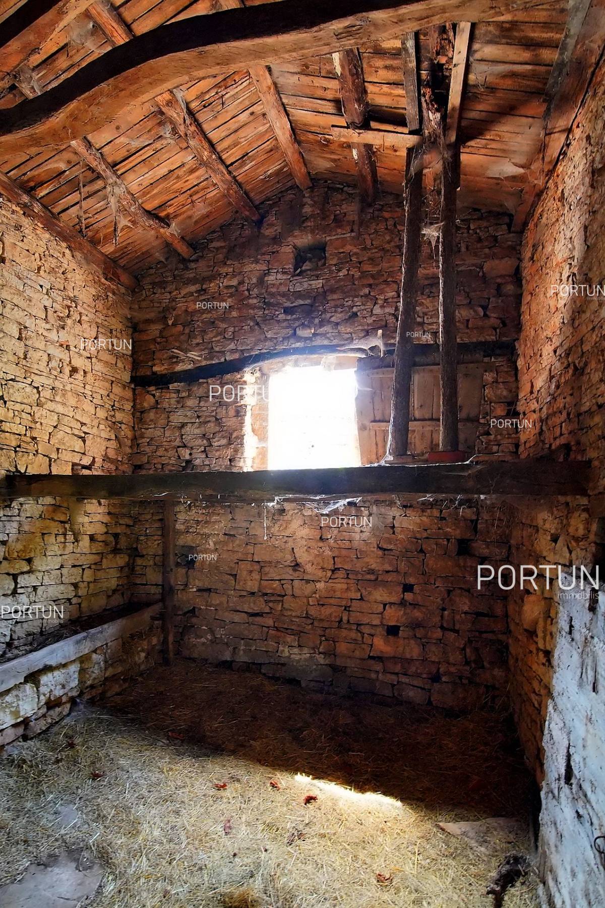 Old stone complex of houses in the beautiful hinteland of Istria - 20881 014